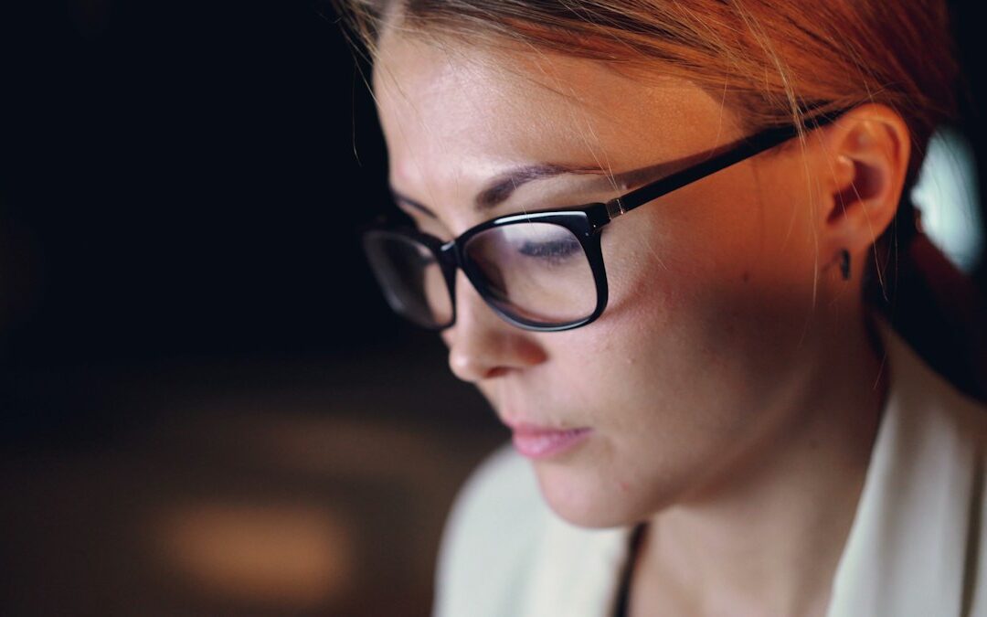 Femme à lunettes devant un écran